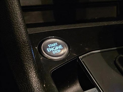 Used 2019 Volkswagen Tiguan SE image 12