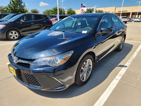 Used 2017 Toyota Camry SE image 2