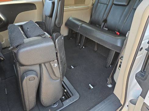 Used 2016 Chrysler Town & Country Touring w/ Driver Convenience Group image 15