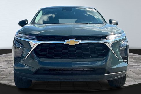 Used 2025 Chevrolet Trax LS image 2