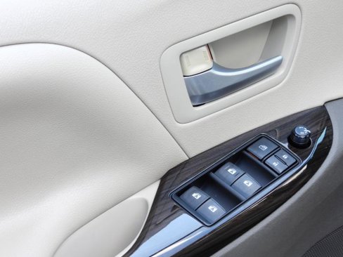 Used 2015 Toyota Sienna XLE image 40