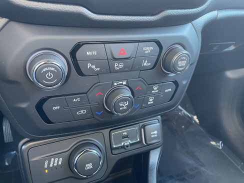 Used 2021 Jeep Renegade Latitude w/ Luxury Group II image 17