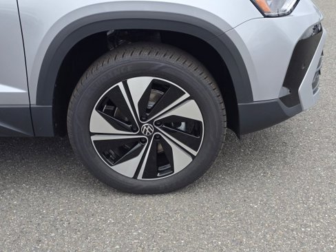New 2025 Volkswagen Taos SE image 2