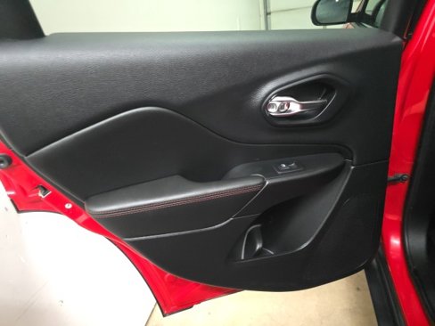 Used 2019 Jeep Cherokee Trailhawk w/ Cold Weather Group image 16