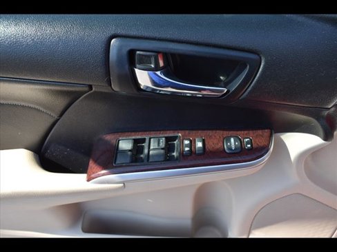 Used 2014 Toyota Camry L image 12