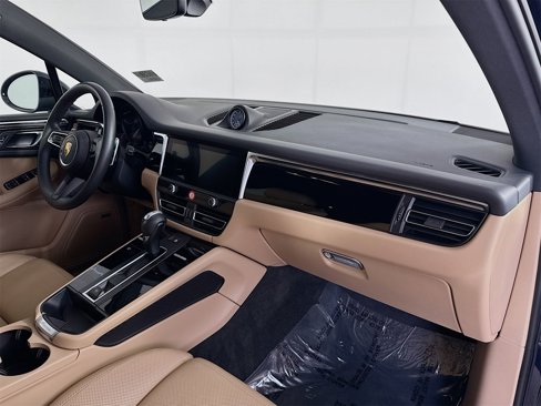 Certified 2022 Porsche Macan image 23