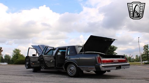 Used 1986 Lincoln Town Car image 20