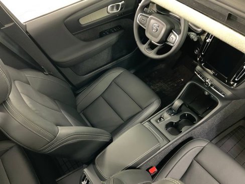 New 2025 Volvo XC40 B5 Core w/ Climate Package image 38