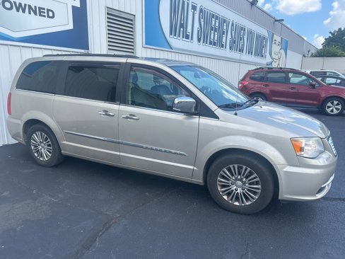 Used 2014 Chrysler Town & Country Touring-L w/ Driver Convenience Group image 3