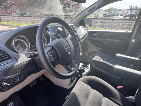 Used 2018 Dodge Grand Caravan SE w/ UConnect Hands-Free Group image 11