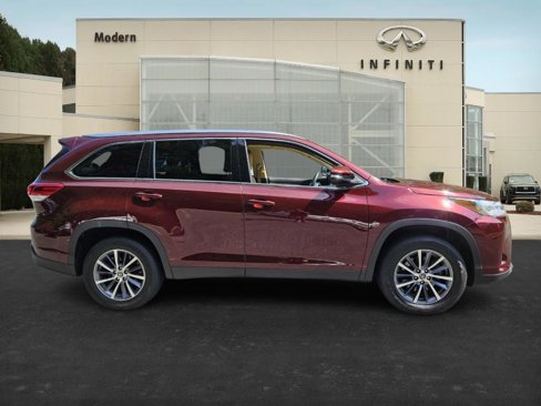 Used 2019 Toyota Highlander XLE image 3