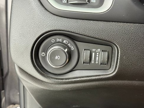 Used 2019 Jeep Renegade Latitude image 13