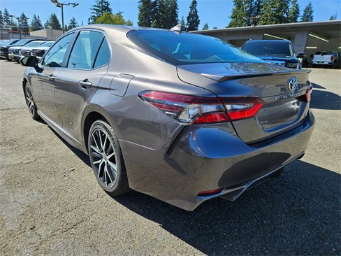 Used 2021 Toyota Camry SE image 3
