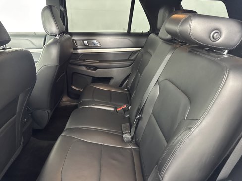 Used 2018 Ford Explorer XLT w/ Equipment Group 202A image 18