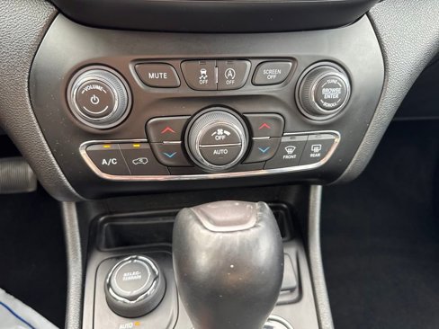 Used 2023 Jeep Cherokee Altitude Lux image 17