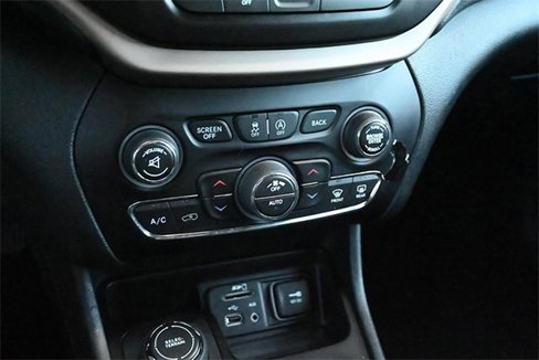 Used 2018 Jeep Cherokee Limited image 17