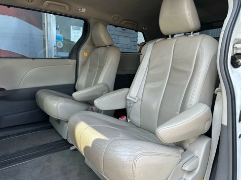 Used 2013 Toyota Sienna XLE image 11