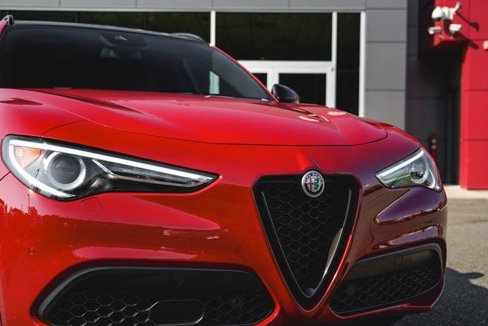 Used 2022 Alfa Romeo Stelvio Veloce image 2