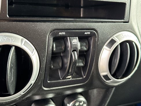 Used 2015 Jeep Wrangler Unlimited Rubicon w/ Connectivity Group image 28