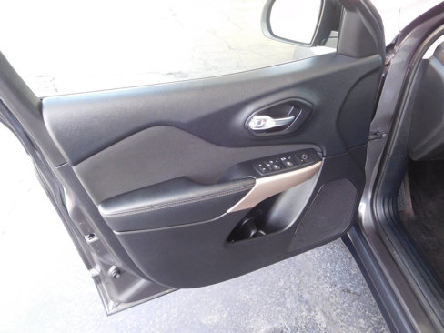 Used 2017 Jeep Cherokee Sport w/ Cold Weather Group image 19