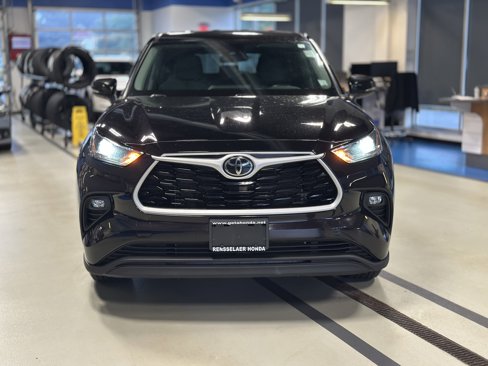 Used 2021 Toyota Highlander LE image 2