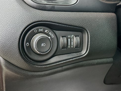 Used 2018 Jeep Renegade Trailhawk w/ Cold Weather Group II image 10