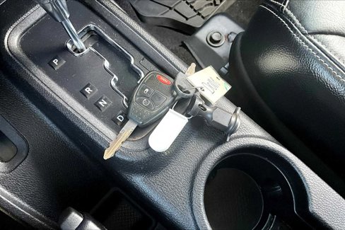 Used 2015 Jeep Wrangler Unlimited Rubicon w/ Connectivity Group image 13