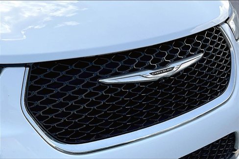 Used 2023 Chrysler Pacifica Touring-L image 28