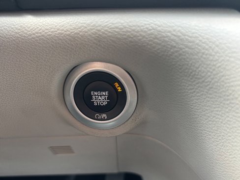 Used 2018 Chrysler Pacifica Touring-L image 32