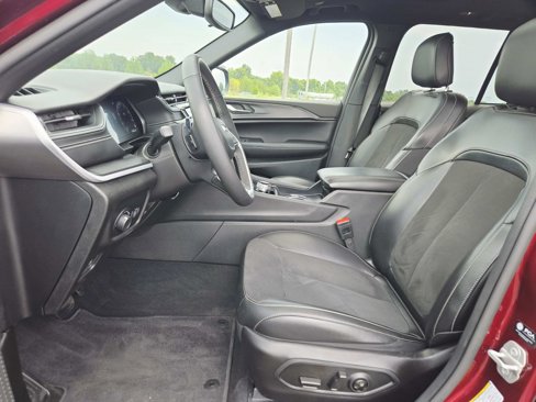 Used 2024 Jeep Grand Cherokee Altitude image 13