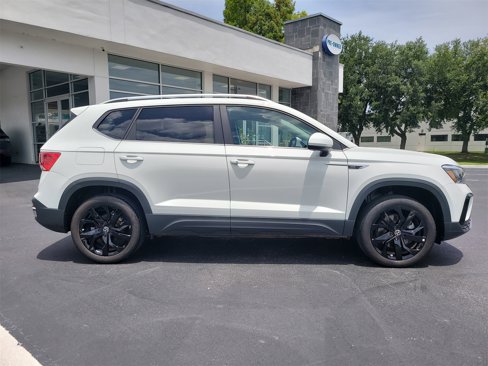 Used 2024 Volkswagen Taos SE w/ Black Wheel Package image 5