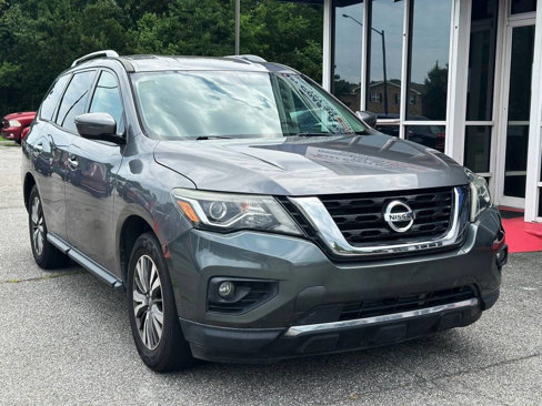 Used 2018 Nissan Pathfinder SV image 1