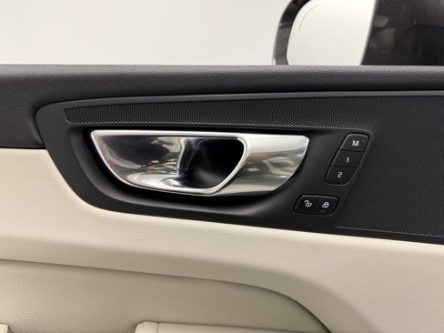 Used 2021 Volvo XC60 T5 Momentum w/ Protection Package image 23