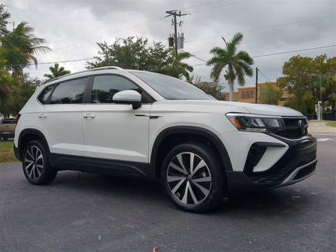 Used 2024 Volkswagen Taos SE w/ Panoramic Sunroof Package image 2