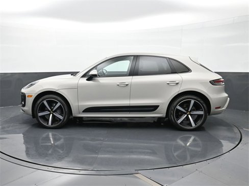 Certified 2022 Porsche Macan image 2