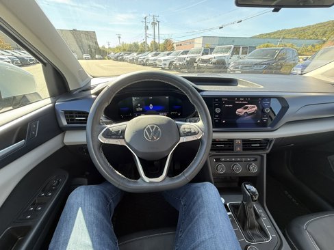 Certified 2022 Volkswagen Taos SE image 12