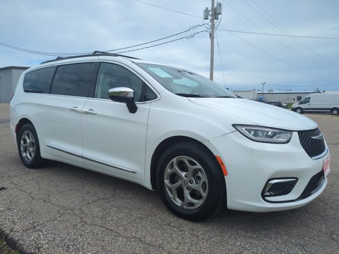 Used 2023 Chrysler Pacifica Limited image 3