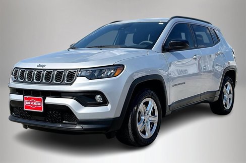Used 2024 Jeep Compass Latitude image 3