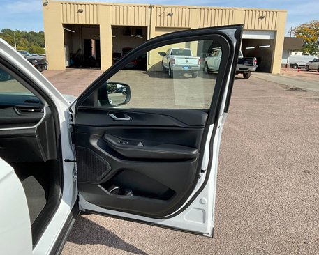 Used 2023 Jeep Grand Cherokee Laredo image 16