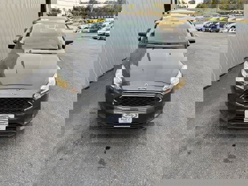 Used 2017 Ford Focus SE image 3