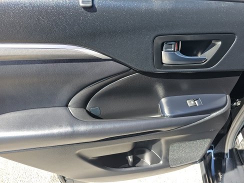 Used 2019 Toyota Highlander XLE image 12
