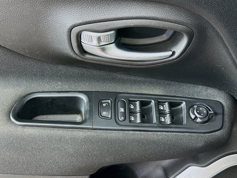Used 2018 Jeep Renegade Latitude image 15