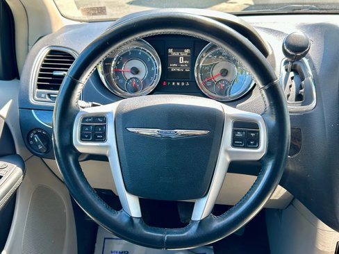 Used 2016 Chrysler Town & Country Touring image 21
