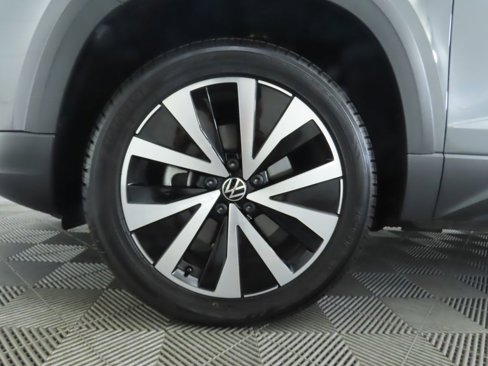 Certified 2022 Volkswagen Taos SE image 31