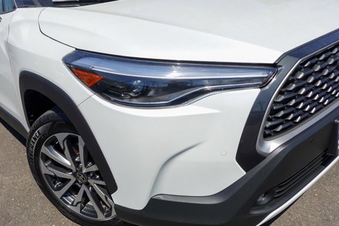 Used 2023 Toyota Corolla Cross XLE image 3