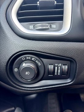Used 2021 Jeep Renegade Latitude w/ Sun & Sound Group image 26