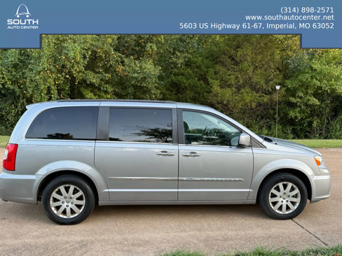 Used 2015 Chrysler Town & Country Touring w/ Driver Convenience Group image 2
