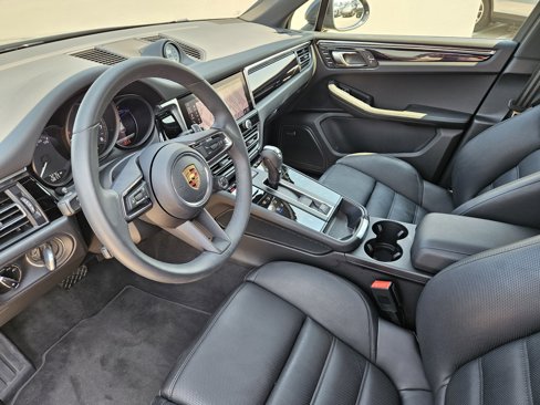 Certified 2025 Porsche Macan image 4