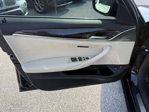 Used 2020 BMW 530e w/ Convenience Package image 17