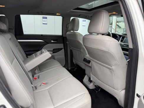 Used 2018 Toyota Highlander XLE image 12